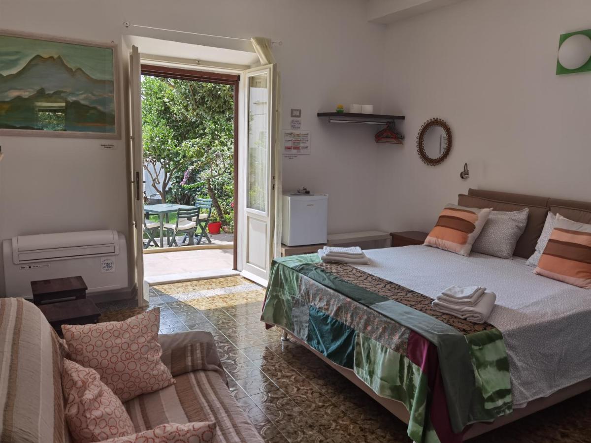Il Giardino Di Tatiana Rooms & Breakfast Ла-Маддалена Экстерьер фото